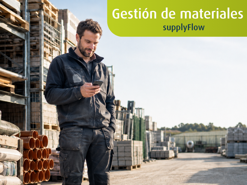 Trabajador en un almacén de materiales de construcción utilizando un smartphone. En la parte superior derecha aparece el texto «Gestión de materiales – supplyFlow».