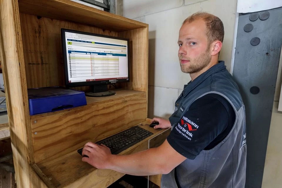 Andre Senker simplemente comprueba los pedidos de existencias utilizando los formularios digitales