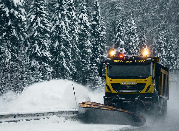 Un vehículo retira la nieve de las carreteras