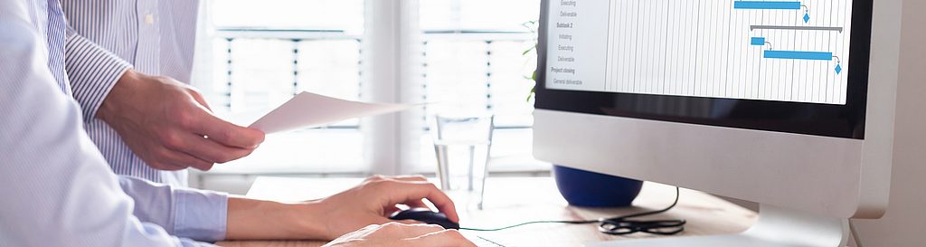 Mitarbeiter nehmen eine Auswertung am Computerbildschirm vor