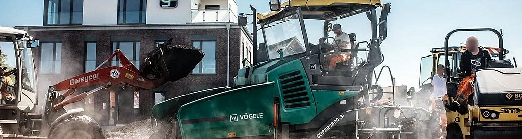 Baumaschinen auf einer Baustelle