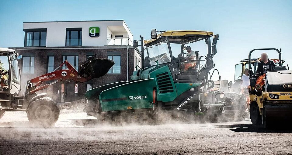 Baumaschinen auf einer Baustelle