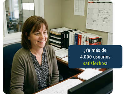 Zufriedene Mitarbeiterin im Büro mit Hinweis auf über 4.000 zufriedene geoCapture Nutzer