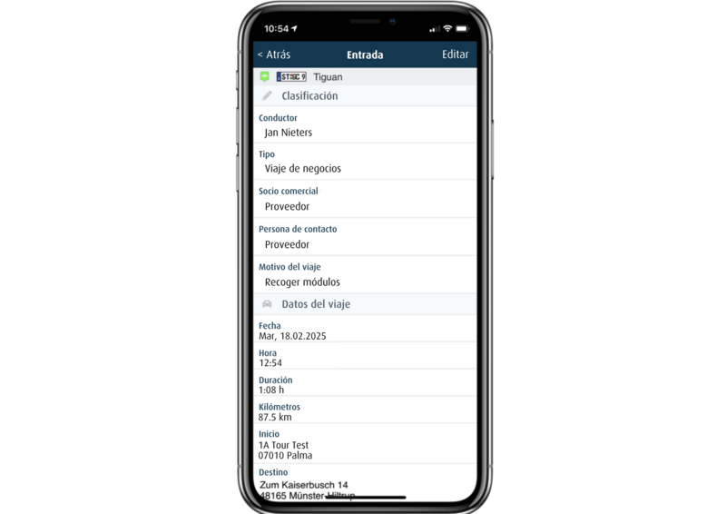 Smartphone con una aplicación en español que muestra los datos de un viaje, como conductor, tipo de viaje, fecha, hora, duración, kilómetros, origen y destino.