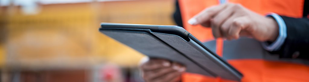 Rellenar un formulario en una obra en la tableta