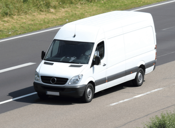 Weißer Lieferwagen fährt auf einer Autobahn bei Tageslicht