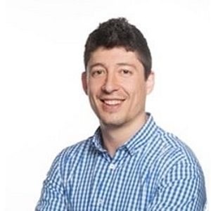 Porträt eines Mitarbeiters im karierten Hemd vor weißem Hintergrund, professionelles Businessfoto