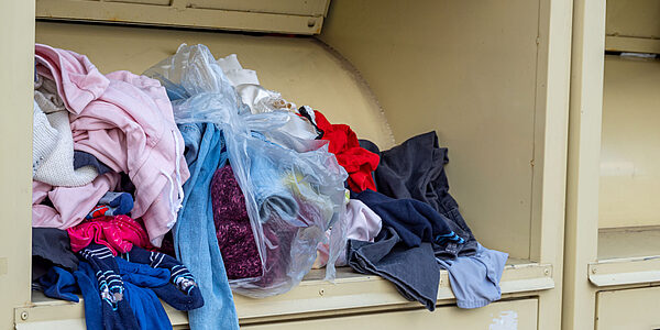 Contenedor de ropa usada sobrecargado