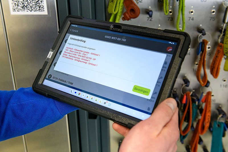 Tablet mit digitaler Wartungs- und Checklisten-App zur Dokumentation von Prüfungen im industriellen Umfeld