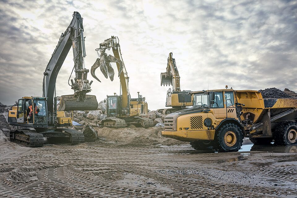 Máquinas de construcción en una obra
