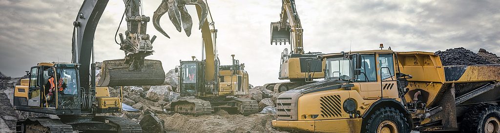 Diverse Baumaschinen auf einer Baustelle