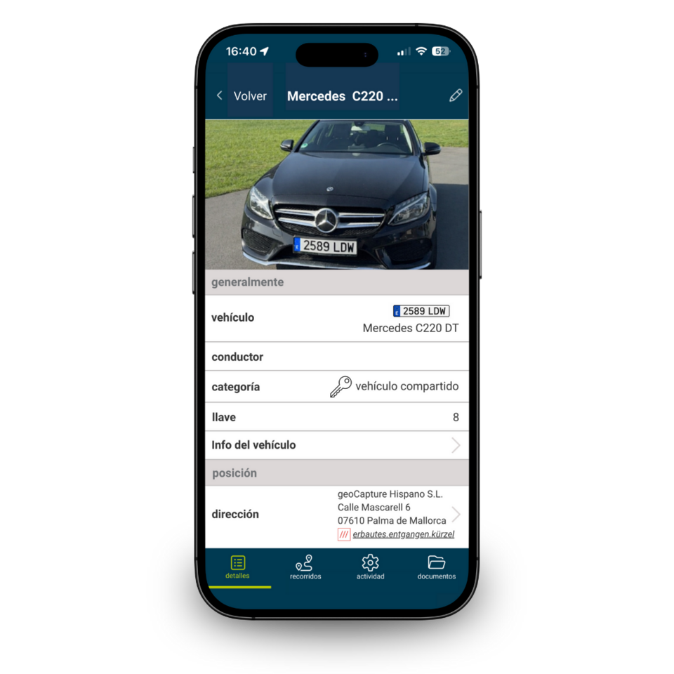 Maqueta de la aplicación geoCapture en la que aparece un vehículo con sus datos maestros