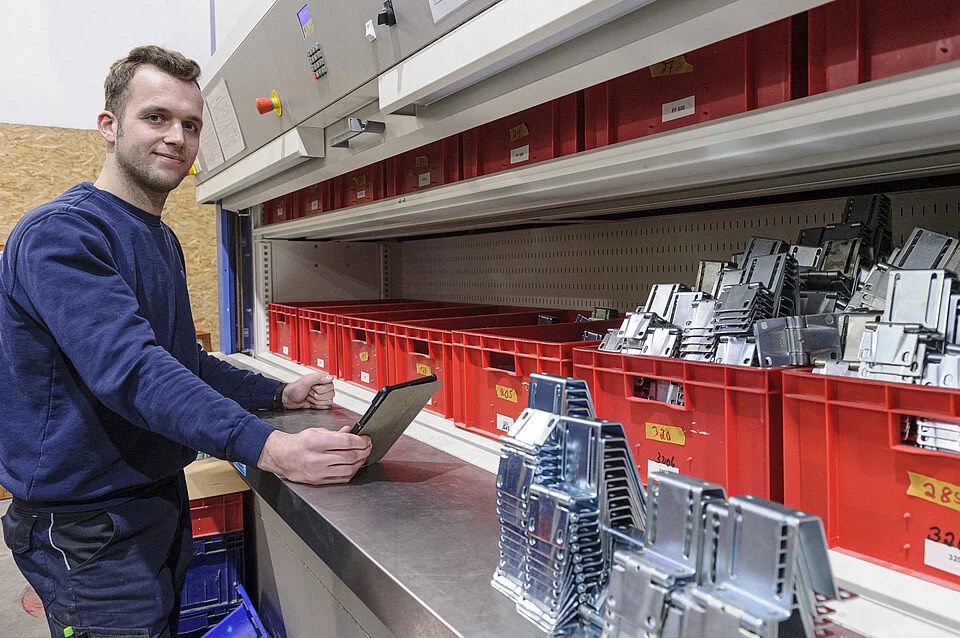 En el almacén, Andreas Schaten prepara las piezas de repuesto necesarias para una orden de servicio. Toda la información la encuentra fácilmente en la app de geoCapture, gracias a la importación de datos desde el sistema de gestión comercial.